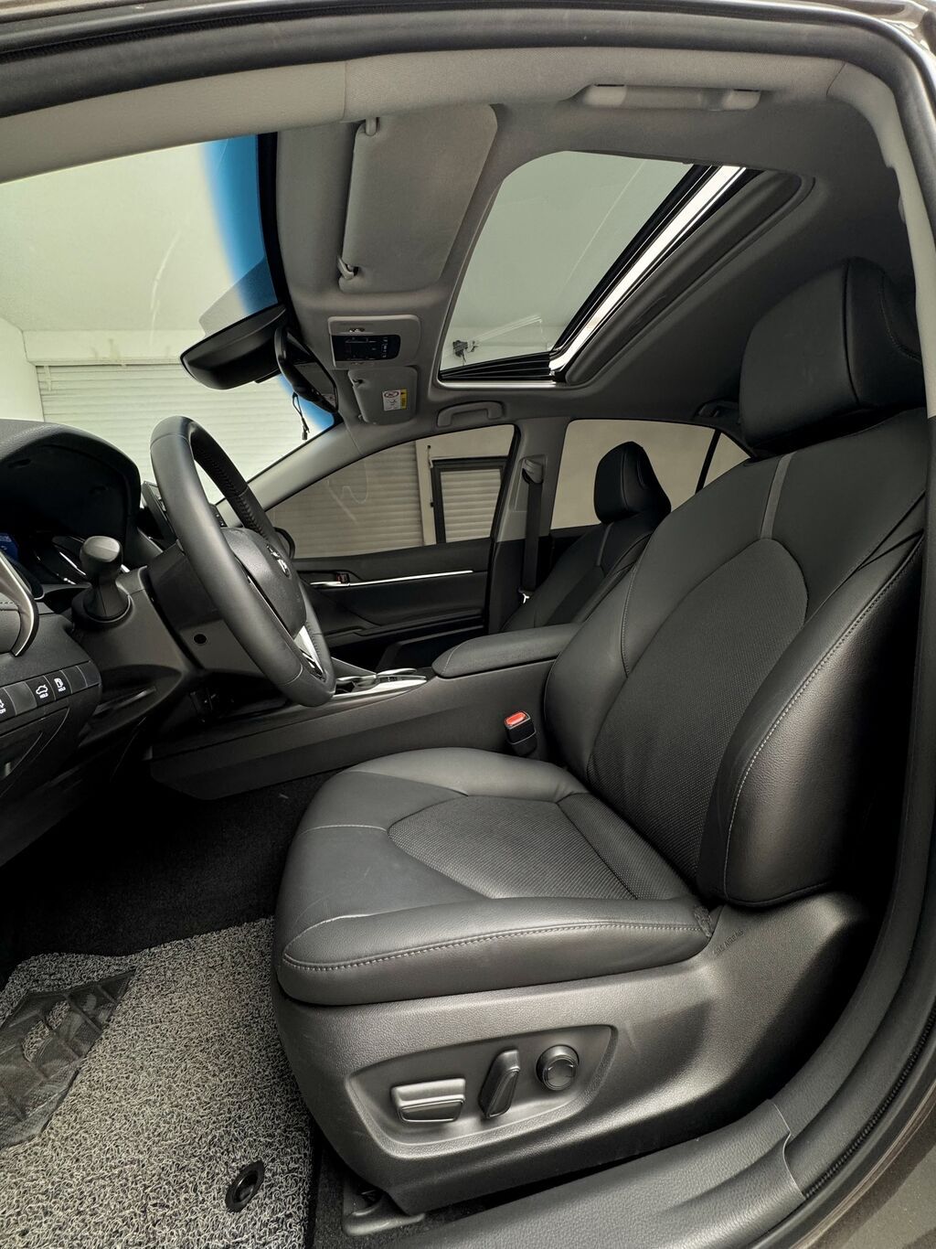 Toyota Camry: 2022 г., 2.5 л, Автомат, Гибрид, Седан: фото 8