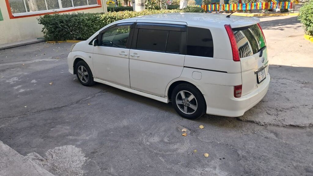 Toyota Isis: 2005 г., 1.8 л, Автомат, Газ, Минивэн: фото 5