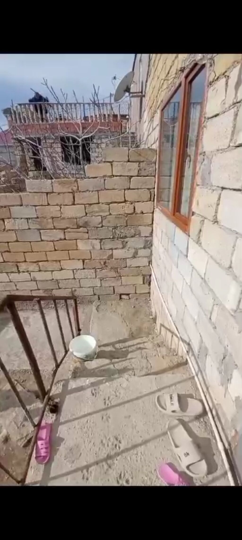Unvan lokbatan qesebesi, 233 nomreli mektebe 5 deq. 3 otaqlı həyət evi