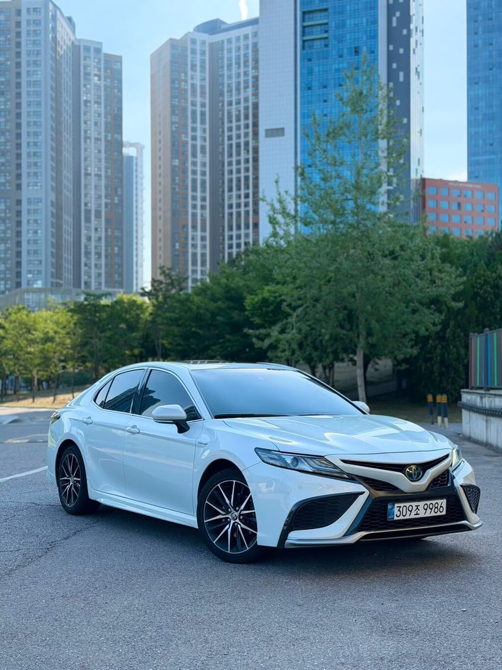 Toyota Camry: 2021 г., 2.5 л, Автомат, Гибрид, Седан: фото 4