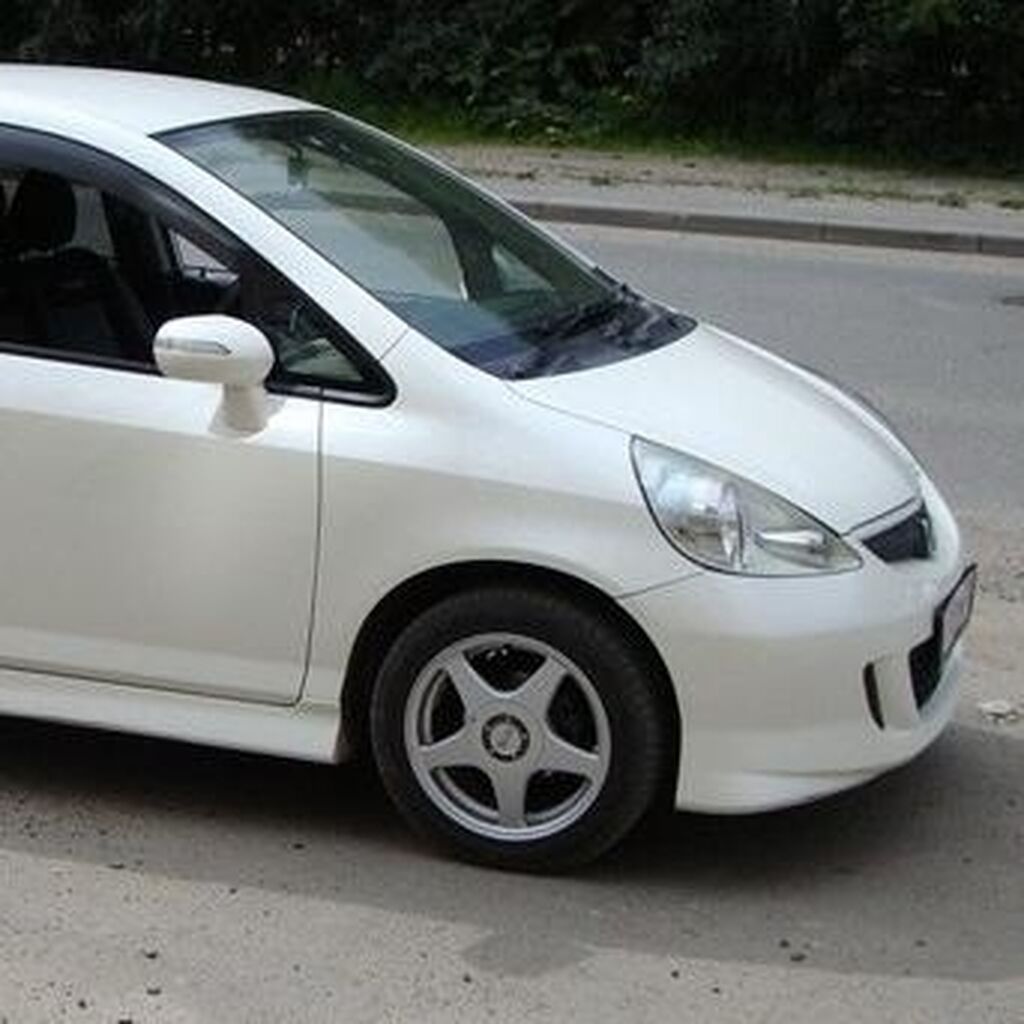 Фит gd1 белый в тонировке. Honda Fit 2007 года gd1 второй Рестайлинг артикул краски. Дверь Хонда фит gd1. Хонда фамилия машина.