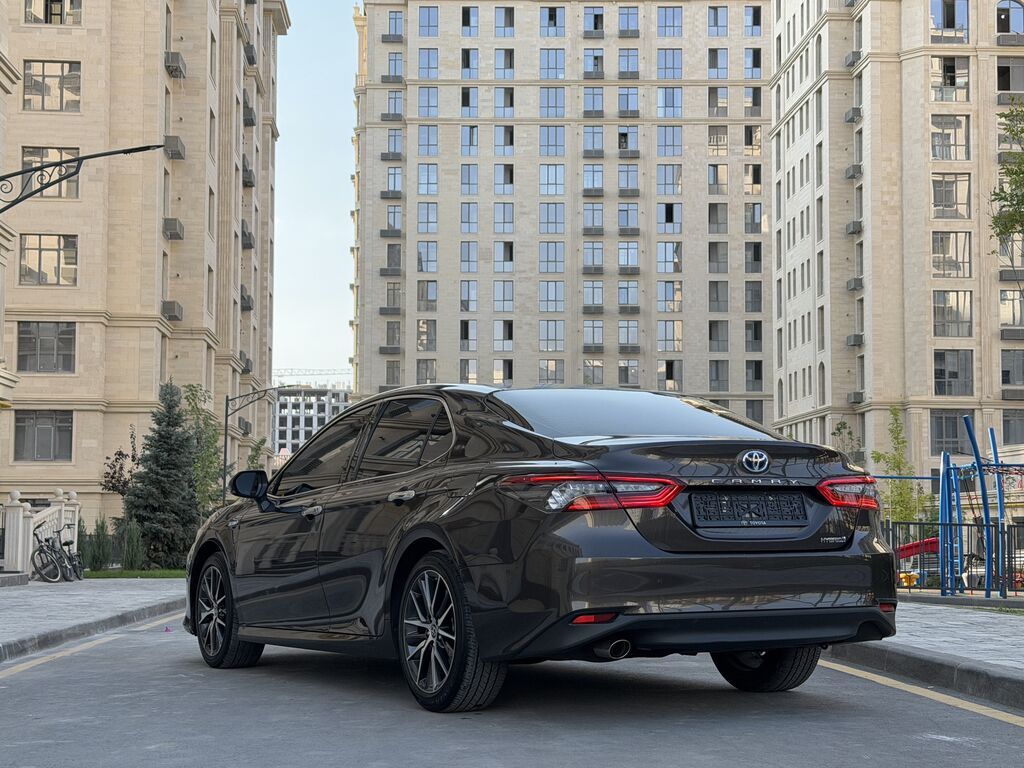 Toyota Camry: 2021 г., 2.5 л, Вариатор, Гибрид, Седан: фото 3