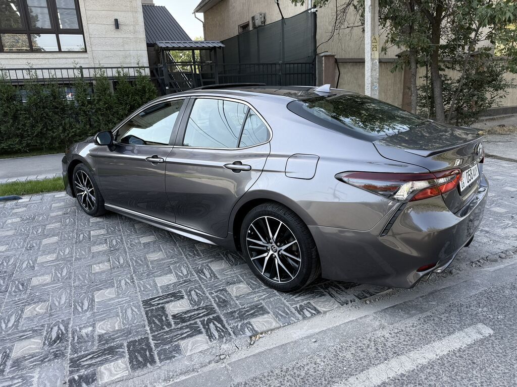 Toyota Camry: 2021 г., Автомат, Гибрид, Седан: фото 2