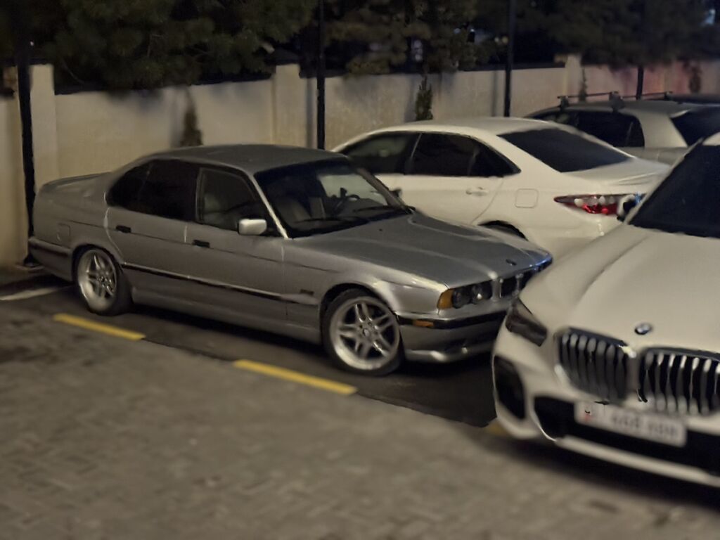 BMW : 1993 г., 4.4 л, Механика, Бензин, Седан: фото 2