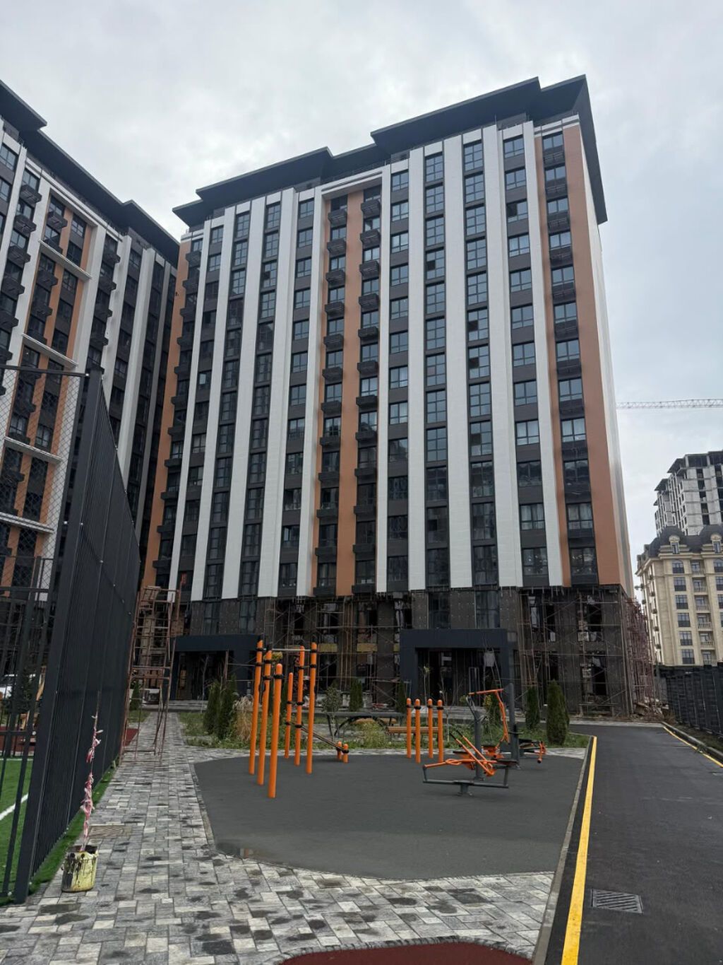 2 комнаты, 81 м², Асанбай мкр Элитка, 8 этаж, ПСО (под самоотделку): фото 1