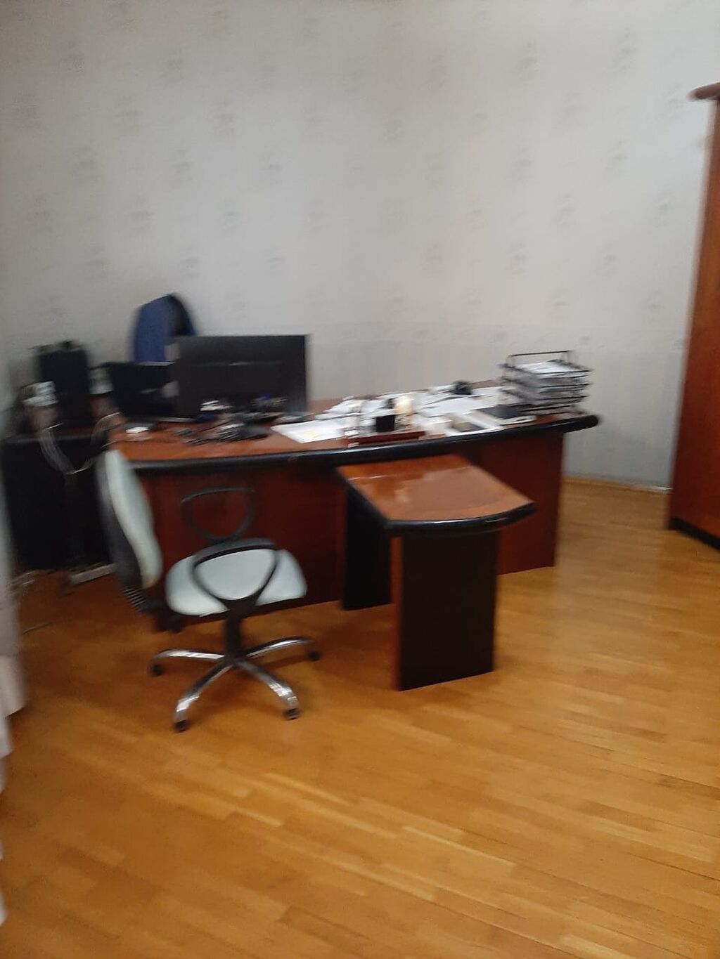 T. Əliyev küçəsində. Mülkiyyətdə 650m² olan. 7 sotda 4mərtəbəli 8