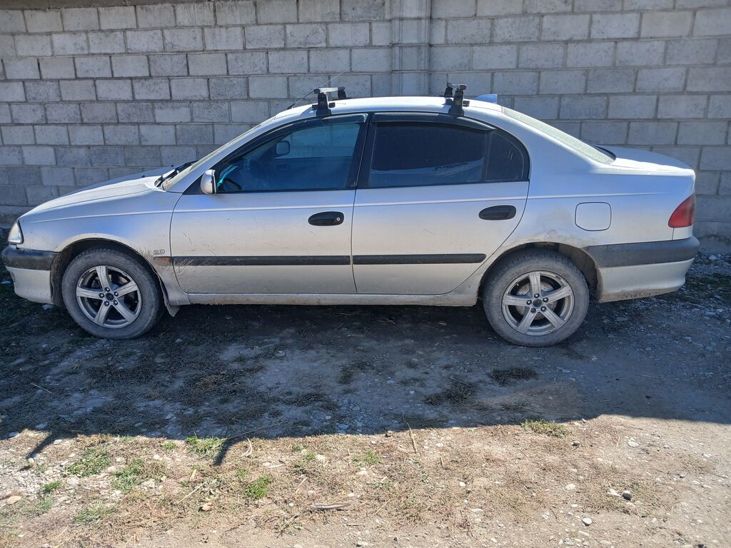 Toyota Avensis: 2000 г., 2 л, Механика, Бензин, Седан: фото 2