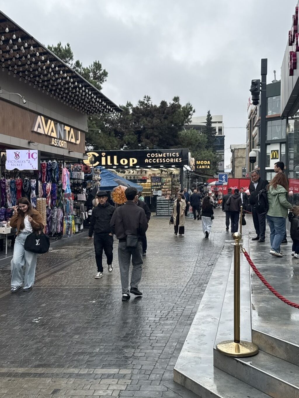Neftciler Metrosunun 4cu cixisinda Prestijni Sirada Gelisdi Gedisdi
