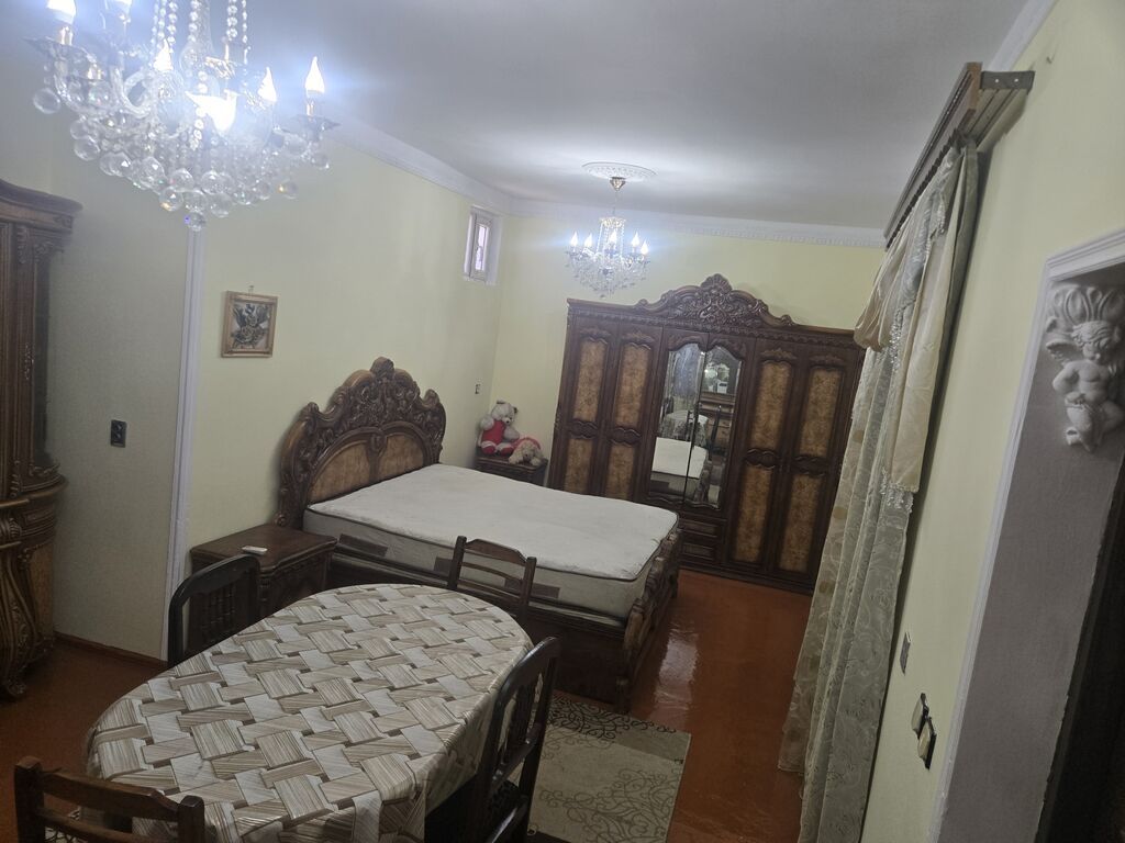 2 mərtəbəli həyət evi - Plan: 2 səviyyə, küçəyə ayrıca giriş -