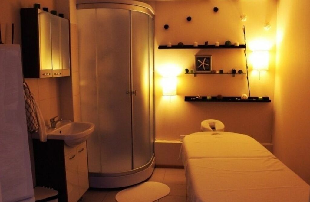 Массаж в кабинке. Массаж в кабинке. Массажная комната. Интерьер массажного кабине. Массаж в кабинке.