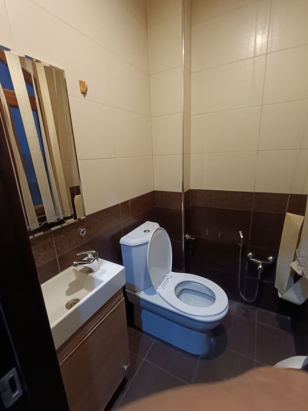 Mənzil yeni Gəncədə Natarusun yanında yerləşir. Mənzildə bütün