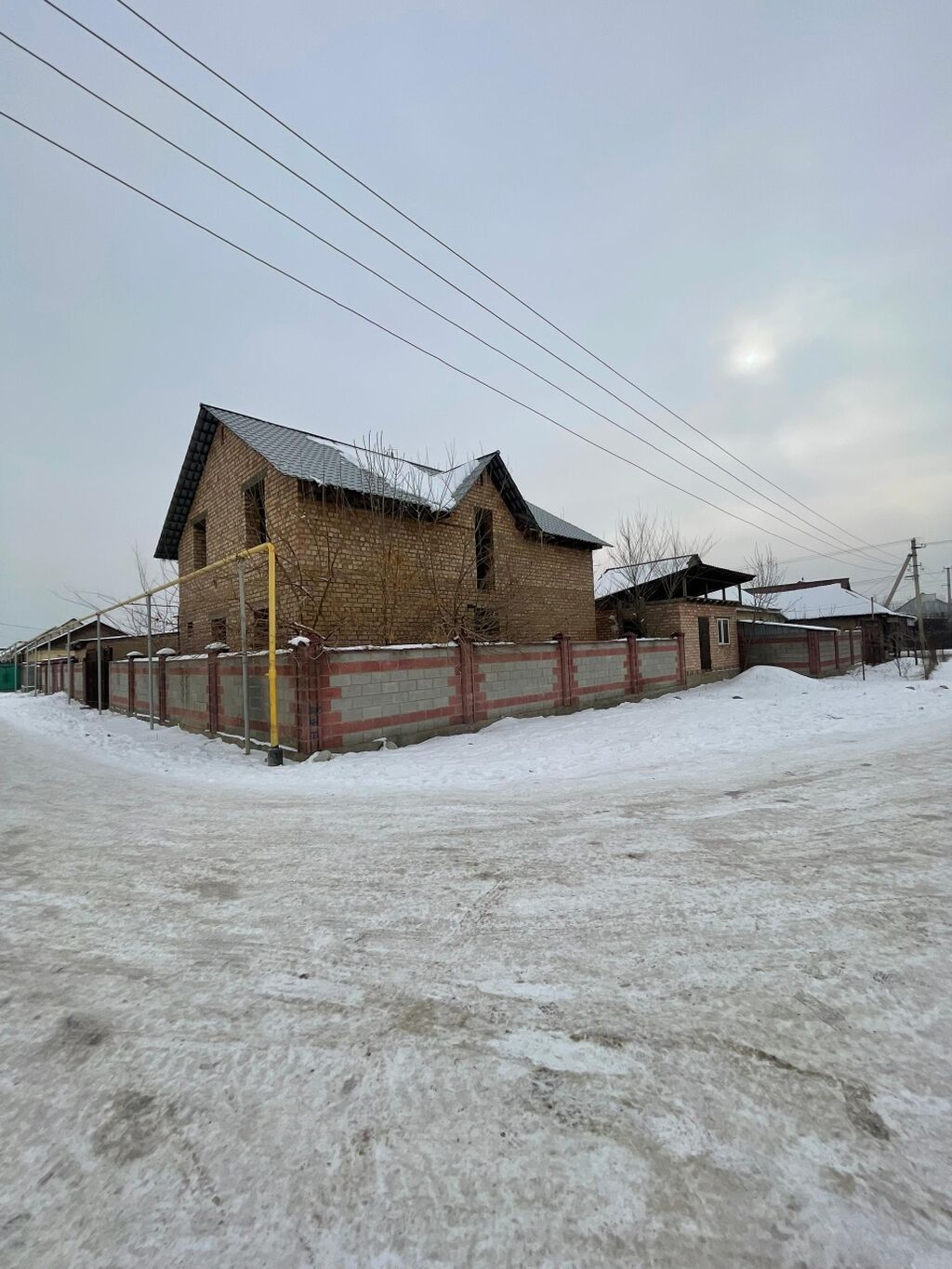 Продаётся 2 этажный кирпичный дом +1 комната с подвалом под магазин