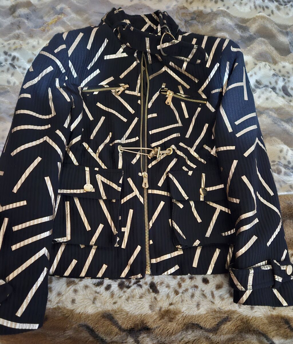 Qadın üst geyimi – qısa qara jaket - Material: sıx fakturalı parça