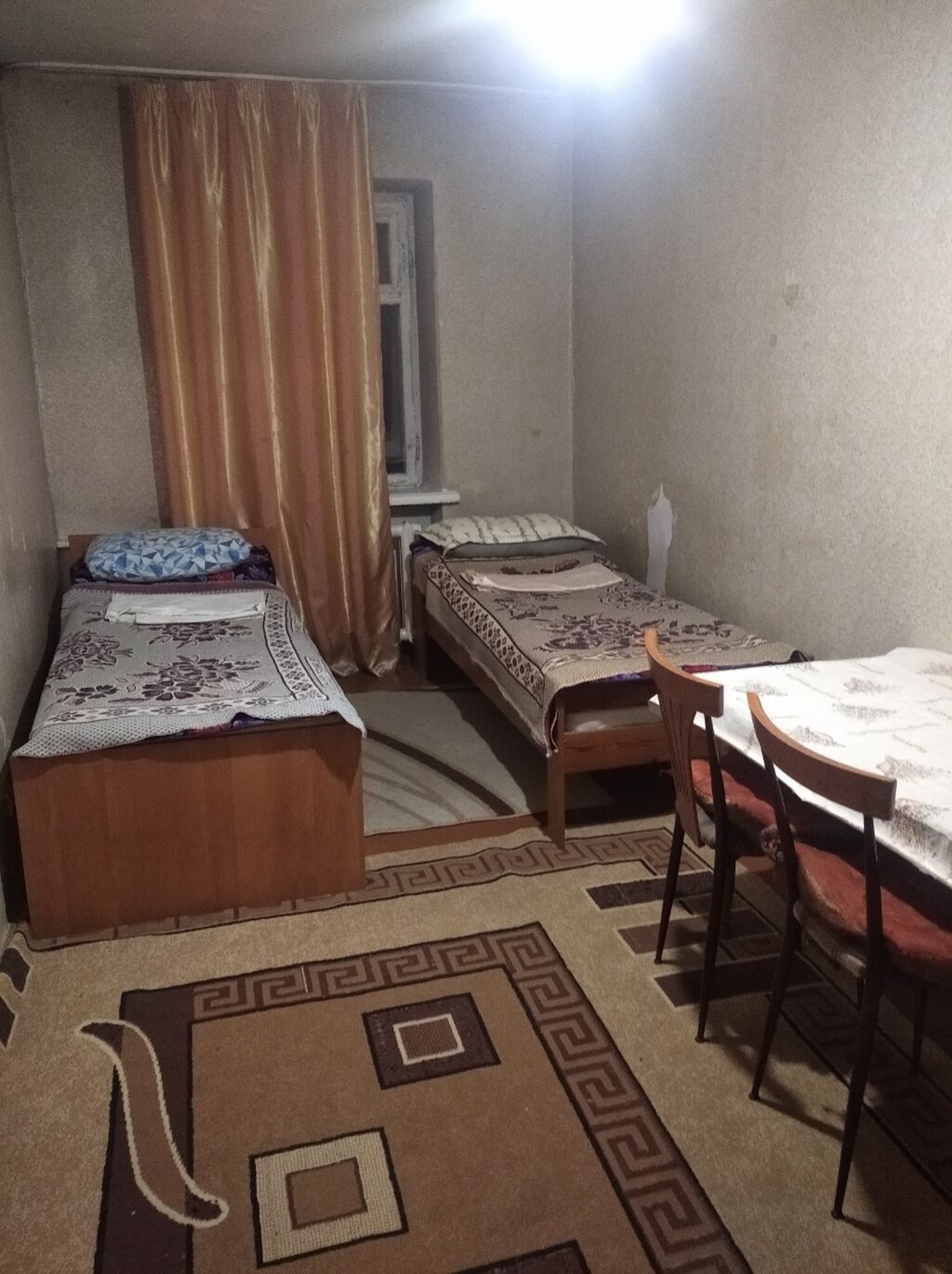 Сдается комната с двумя односпальными кроватями. В комнате: большой: фото 2
