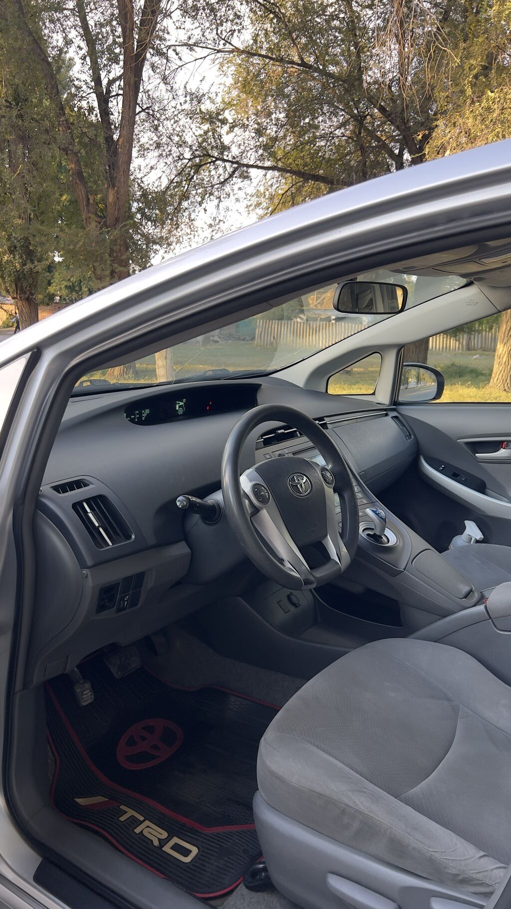 Toyota Prius: 2011 г., 1.8 л, Вариатор, Гибрид, Универсал: фото 2