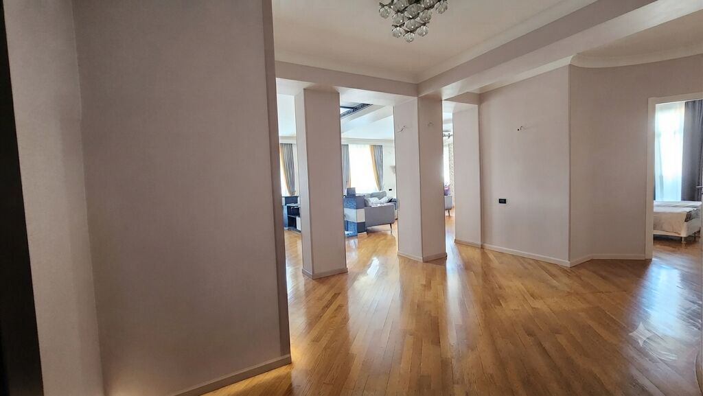 Şəhərin ən prestijli küçələrindən olan Cəfər Xəndan yerləşir ( Modera