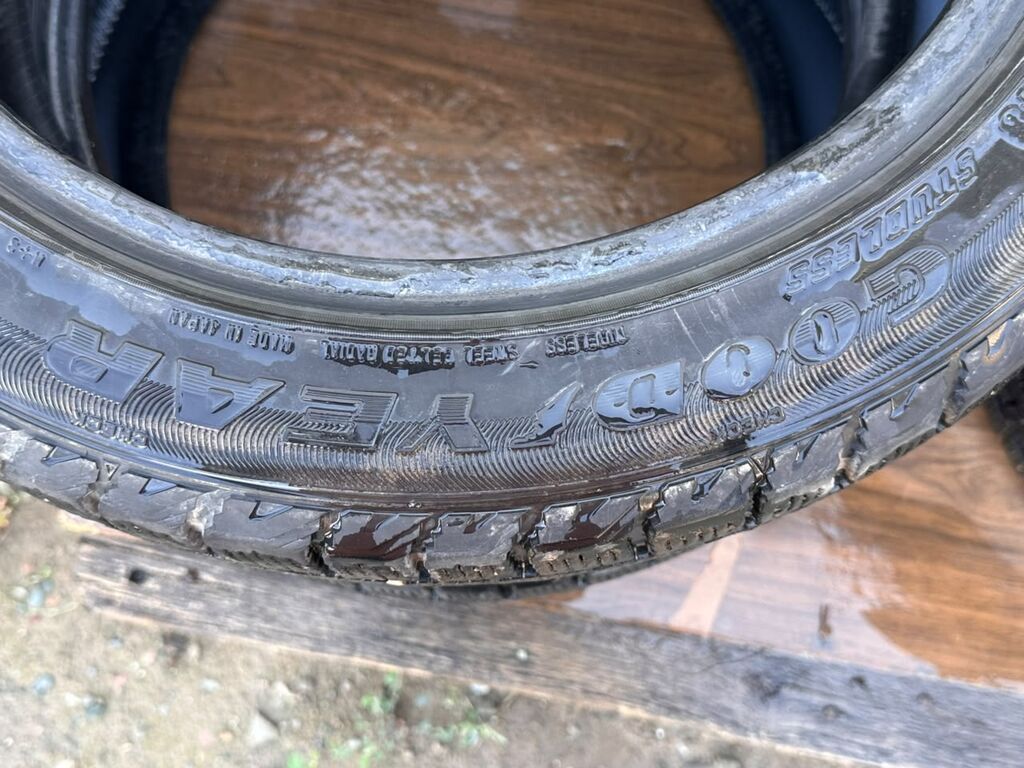 Комплект зимних шин Goodyear 4 штуки. - Размер: 225/50 R17: фото 2