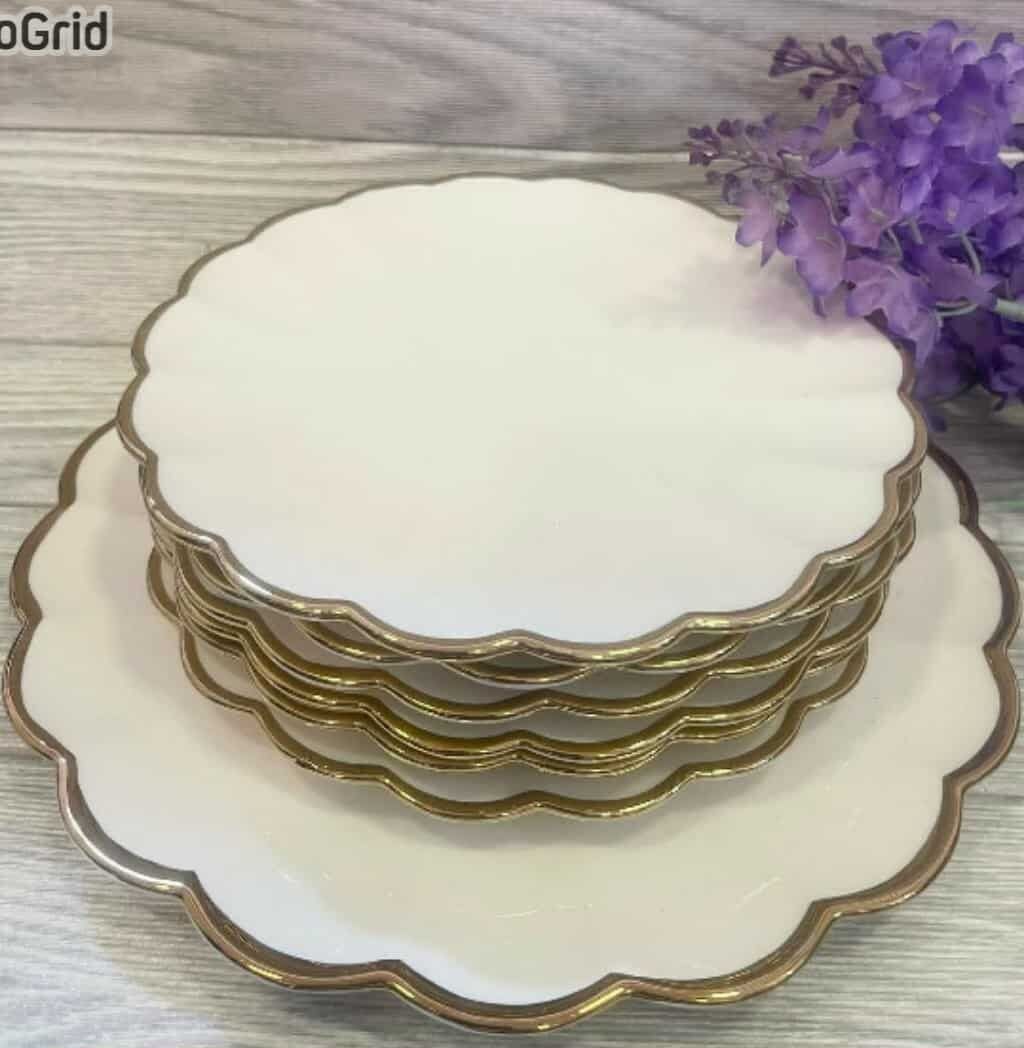 Kompleti posuđa: Set dekorativnih tanjira – beli porcelan sa talasastim ivicama i
