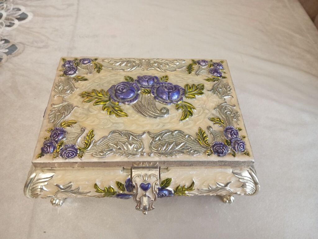 Gül naxışlı dekorativ zərgərlik qutusu - Material: metal korpus