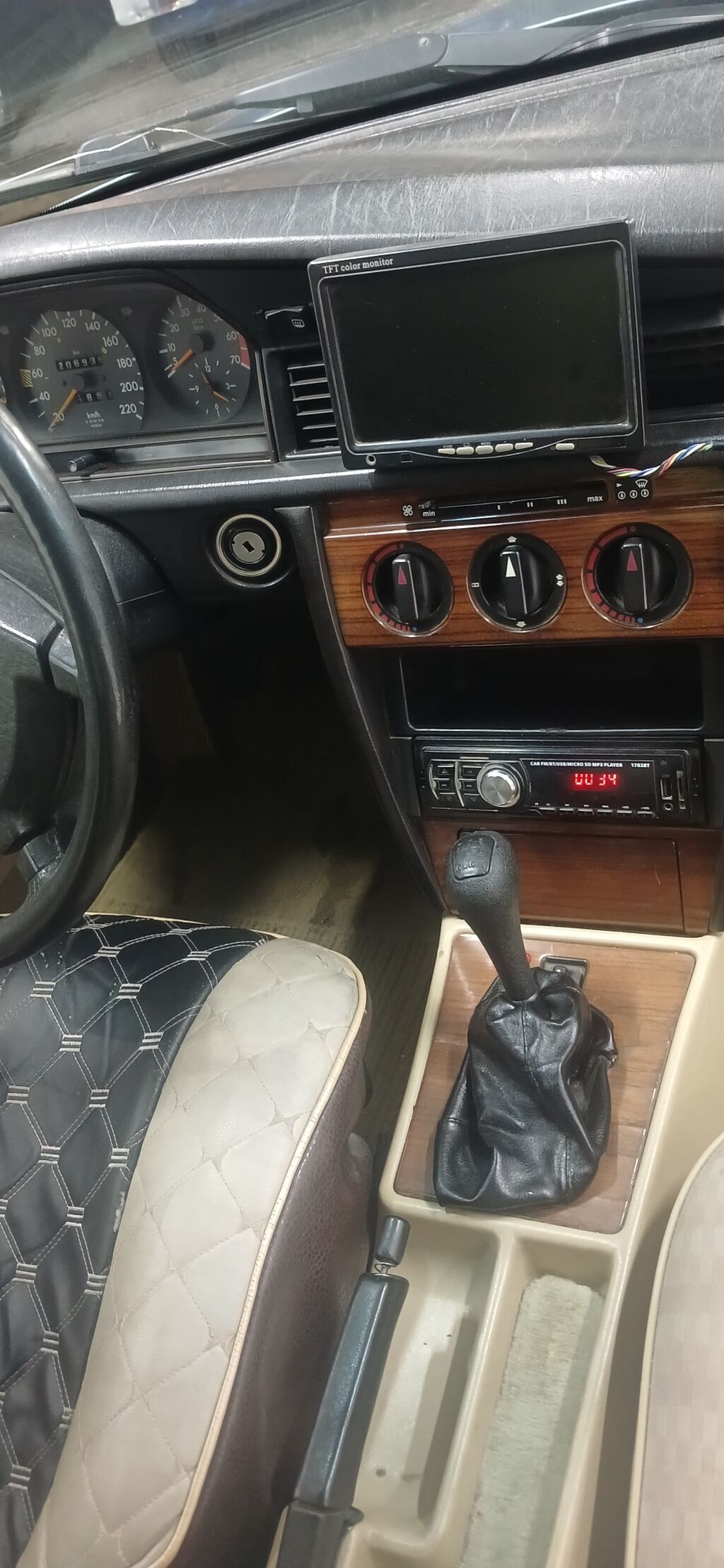 Mercedes-Benz 190: 1991 г., 2 л, Механика, Бензин, Седан: фото 7