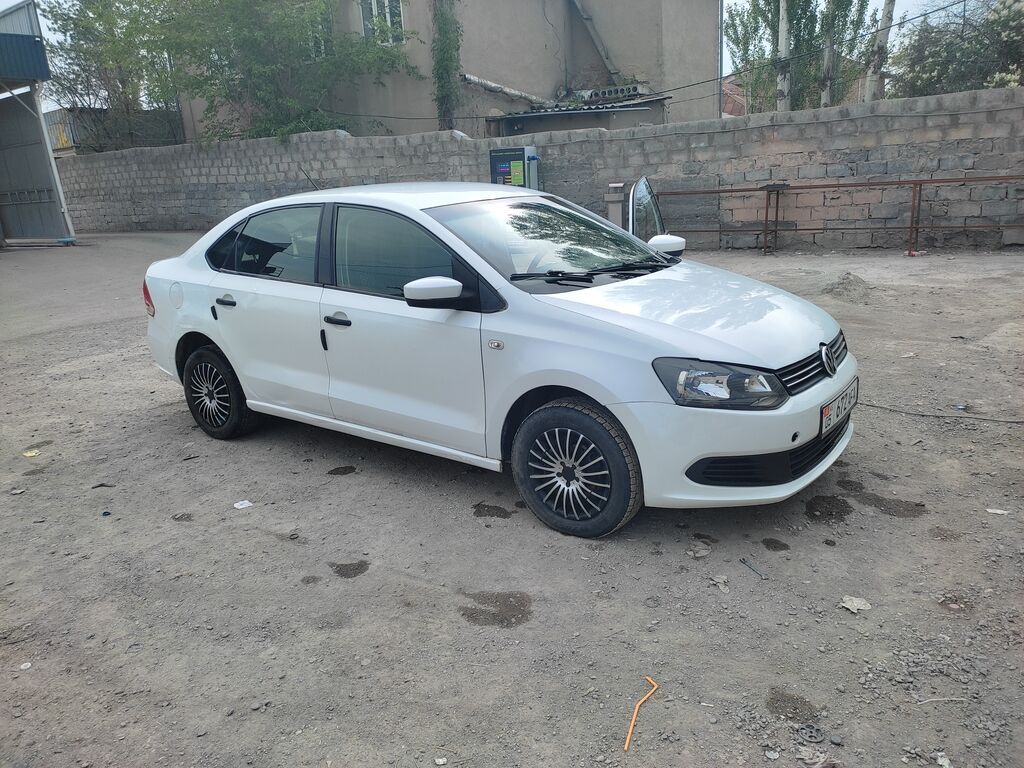 Volkswagen Polo: 2013 г., 1.6 л, Механика, Бензин, Седан: фото 1