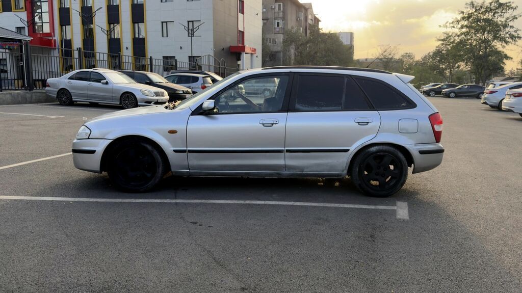 Mazda 323: 1999 г., 1.6 л, Механика, Бензин, Универсал: фото 8