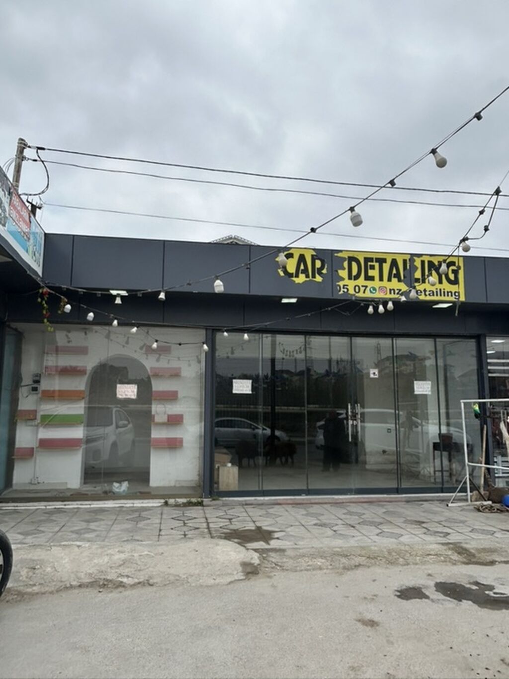 Kiralık/icarəyə verilir – vitraj önlü geniş kommersiya sahəsi - Yol