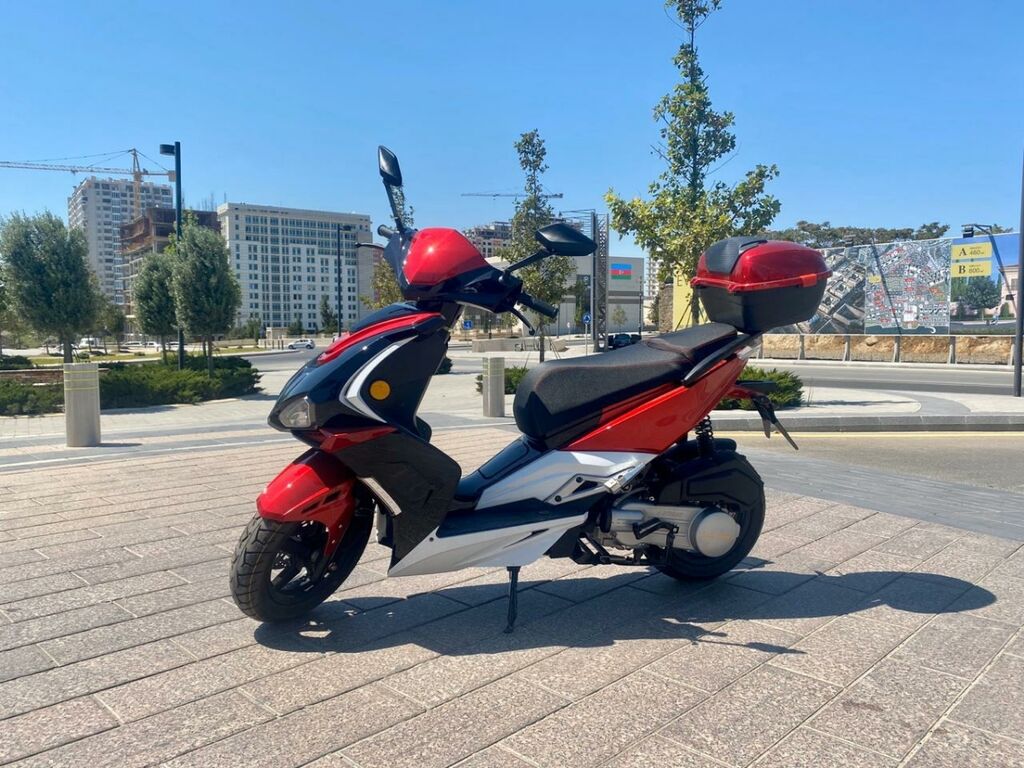 Moped satilir