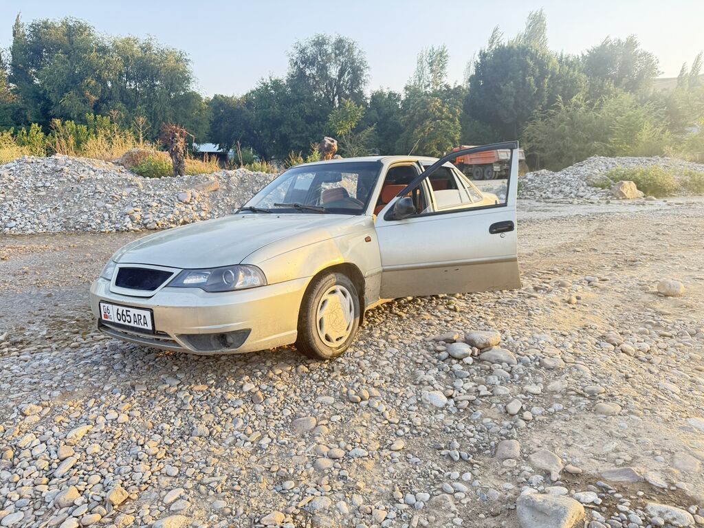 Daewoo Nexia: 2010 г., Механика, Седан: фото 4