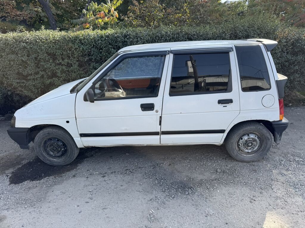 Хэтчбек 5-дверный, компактный городской автомобиль белого цвета: фото 2