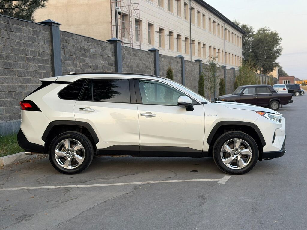 Toyota RAV4: 2020 г., 2.5 л, Гибрид: фото 3