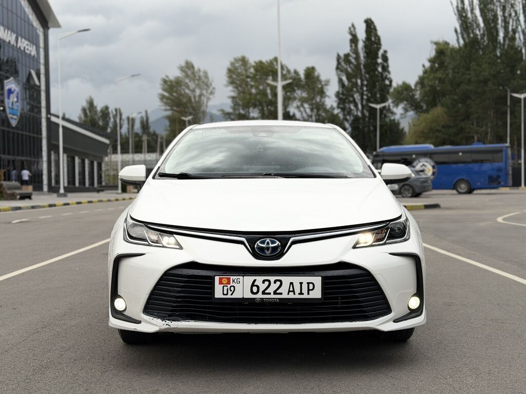 Toyota Corolla: 2021 г., 1.8 л, Автомат, Гибрид, Седан: фото 2