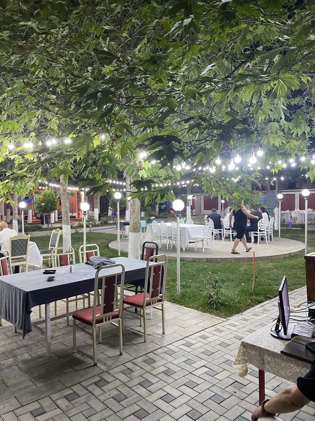 21 sotun içindədir.ailəvi restarandı.1 70-80 nəfərlik zalı, 20-25