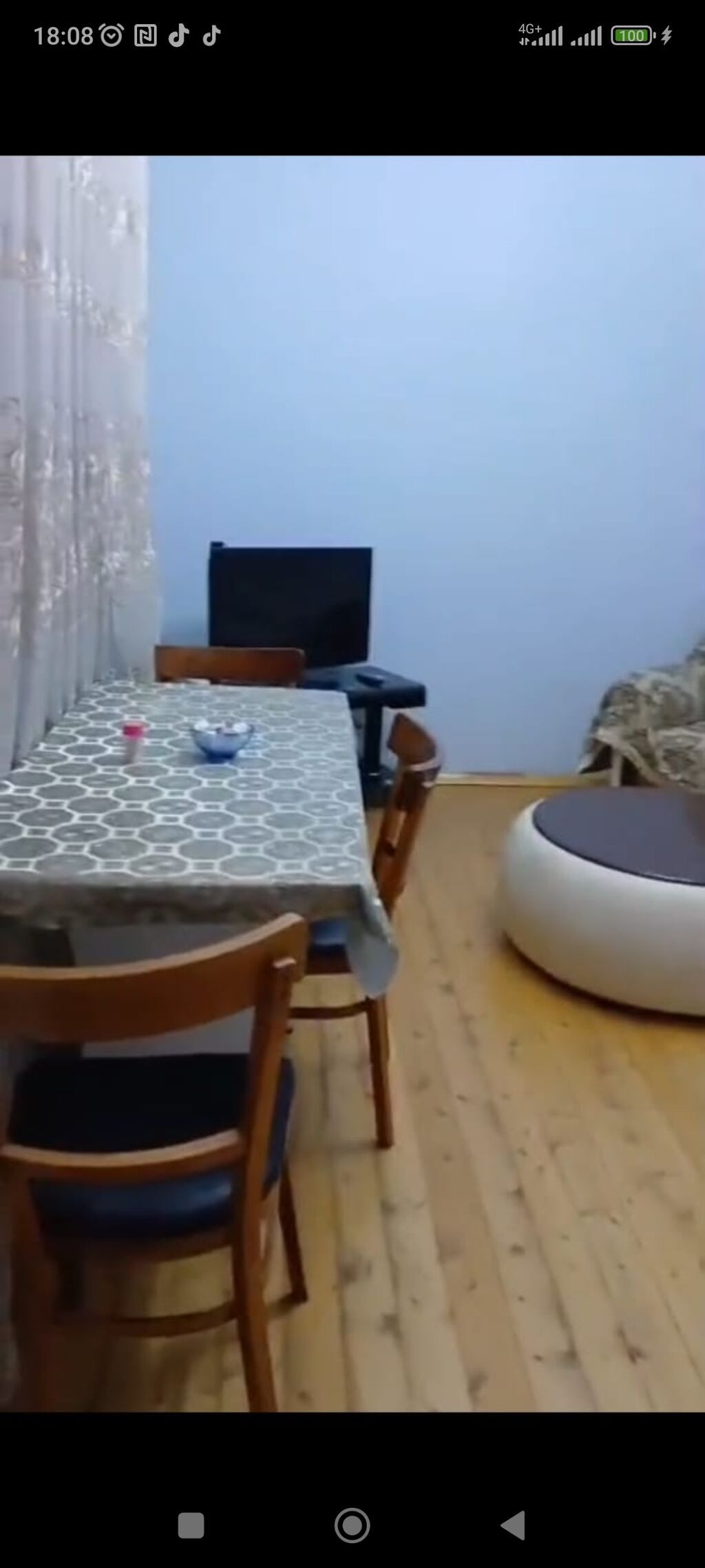 Kirayə verilən mənzil təsvir olunur. Mənzildə sadə və funksional