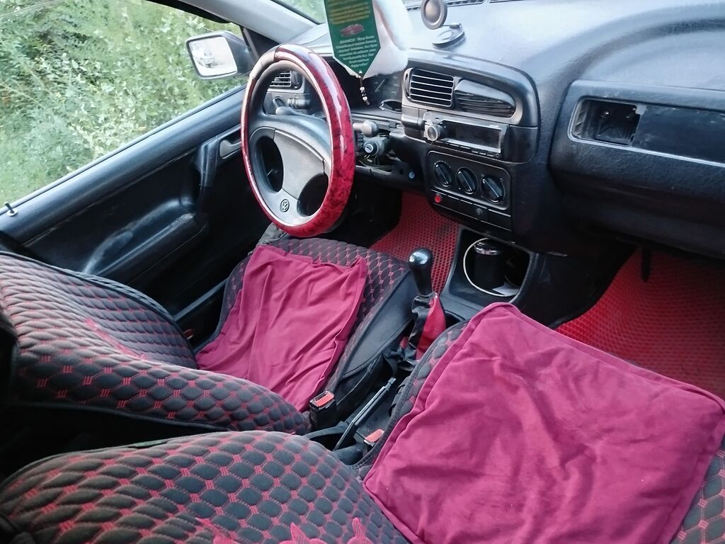 Volkswagen Vento: 1992 г., 2 л, Механика, Бензин, Седан: фото 8