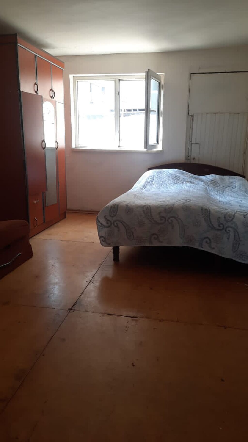 1 otaqlı, mətbəxli orta təmirli həyət evi kirayə verilir.Otaqda bir