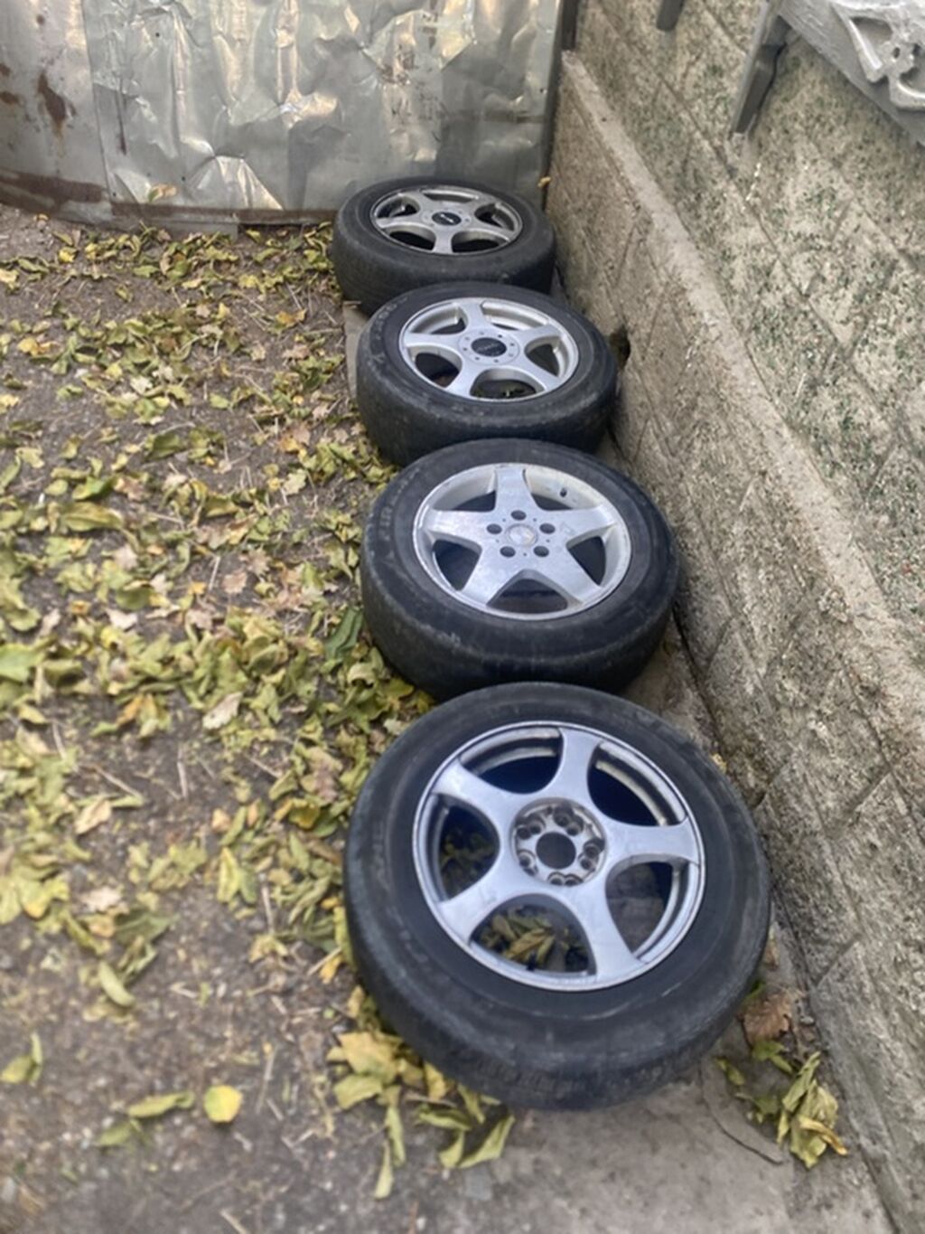 Комплект из 4 автомобильных колес с легкосплавными дисками. - Диаметр