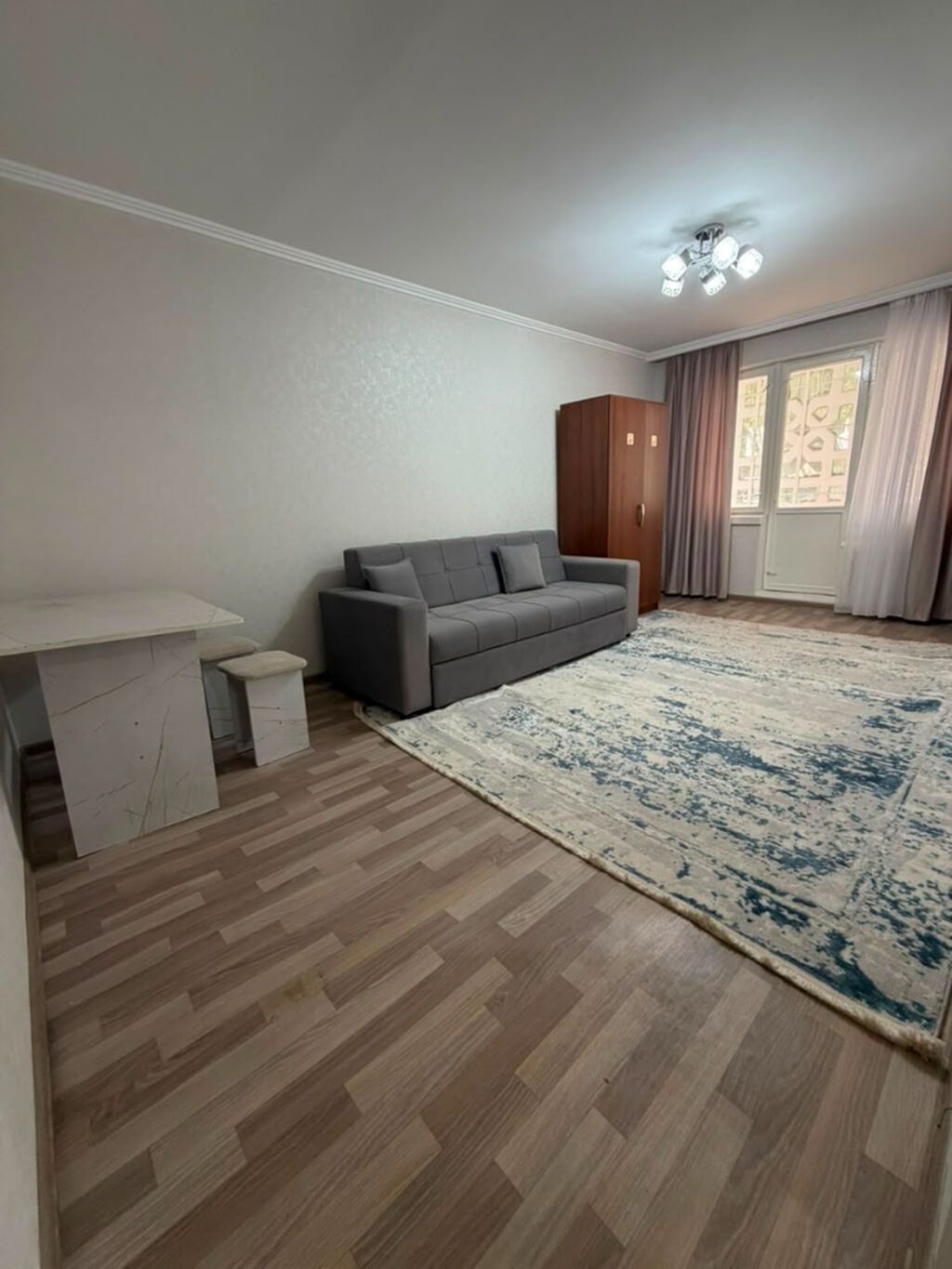 1 комната, 40 м², ул. Огонбаева / Гоголя 104 серия, 1 этаж, Евроремонт: фото 1