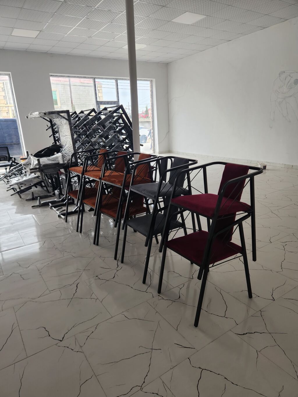 Metal karkaslı, çoxfunksiyalı oturacaq-rəf modeli. Müasir və qeyri-adi