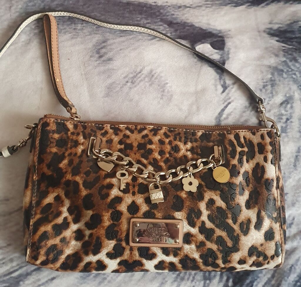 Torbe: Torba za rame, Guess, Materijal: Lakovana koža