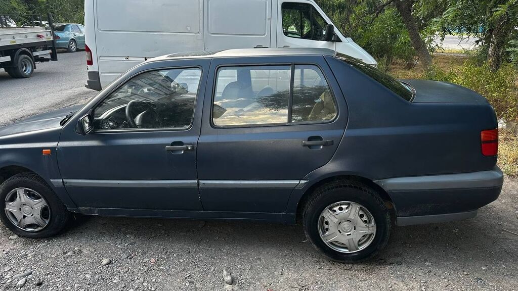 Volkswagen Vento: 1993 г., 1.8 л, Механика, Бензин, Седан: фото 3