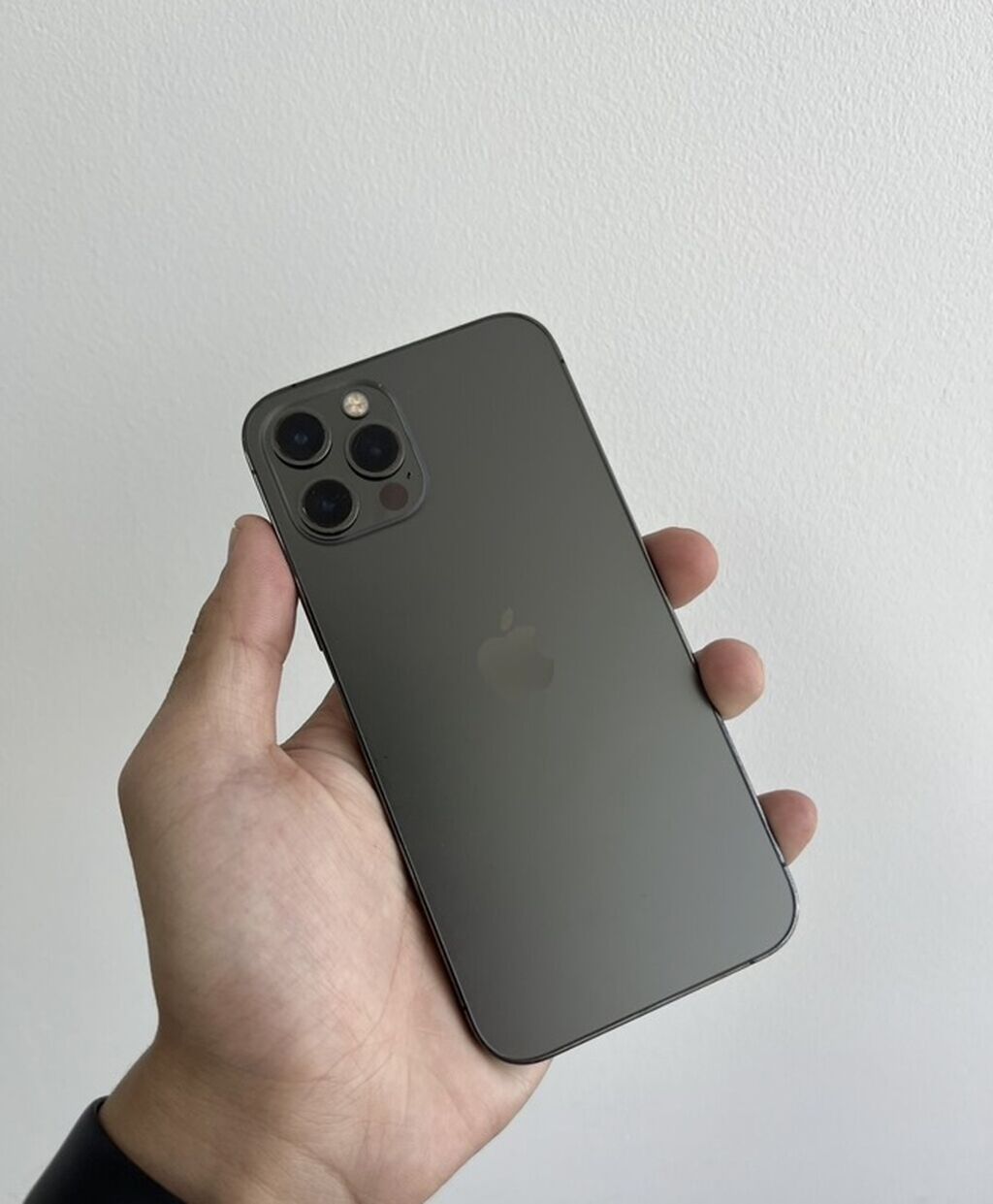 IPhone 12 Pro, цвет «Graphite» На экране есть пятно на работу не как: фото 1