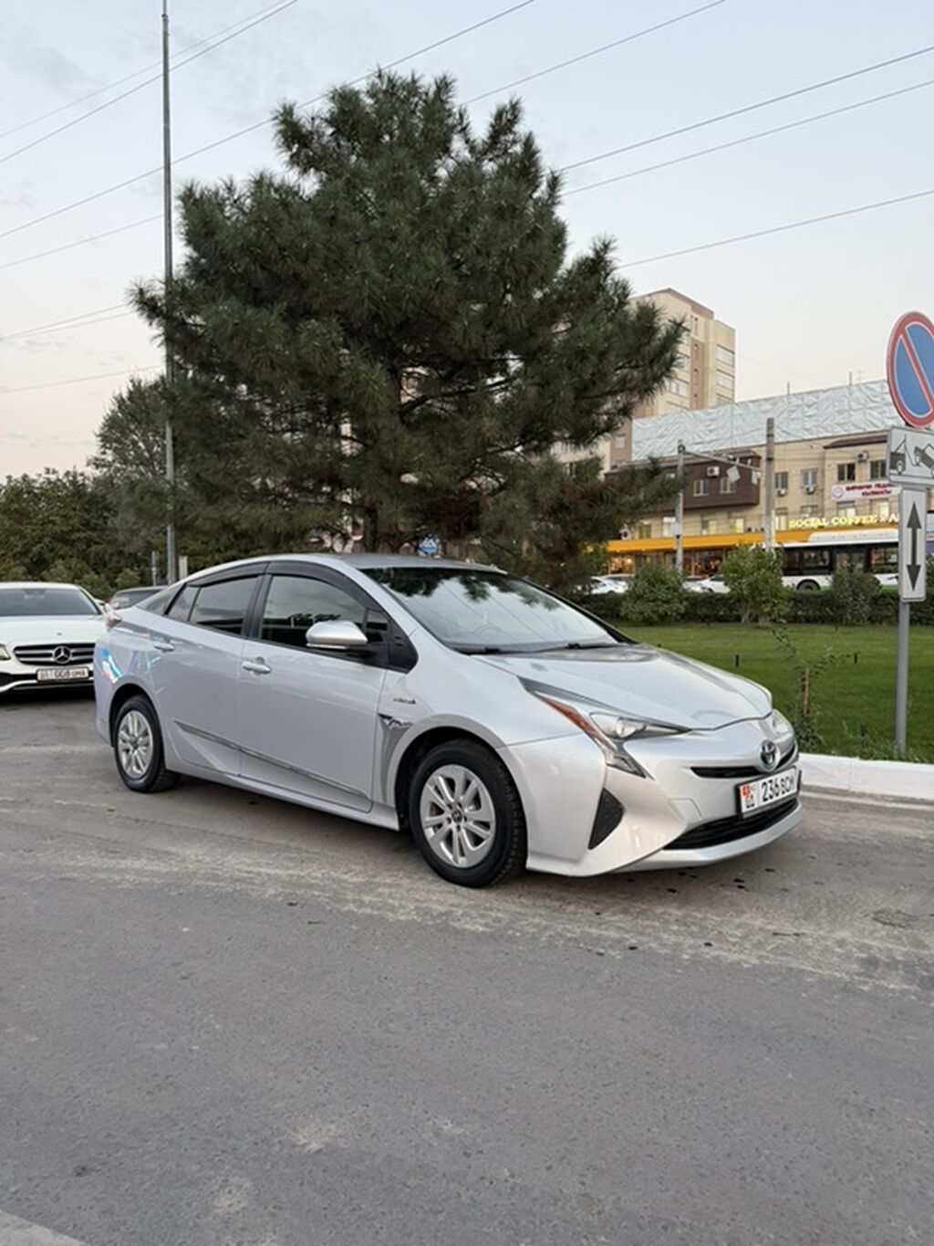 Toyota Prius: 2016 г., 1.8 л, Автомат, Гибрид, Лифтбек: фото 3