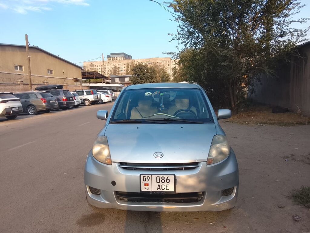 Daihatsu : 2009 г., 1.3 л, Механика, Бензин, Седан: фото 2
