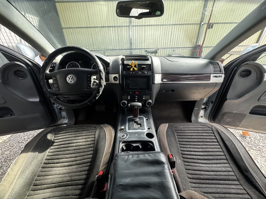 Volkswagen Touareg: 2005 г., 3.2 л, Автомат, Газ, Кроссовер: фото 8