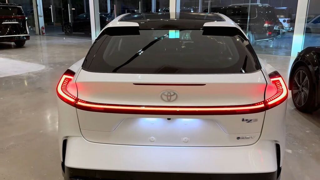 Toyota : 2026 г., Электромобиль: фото 5
