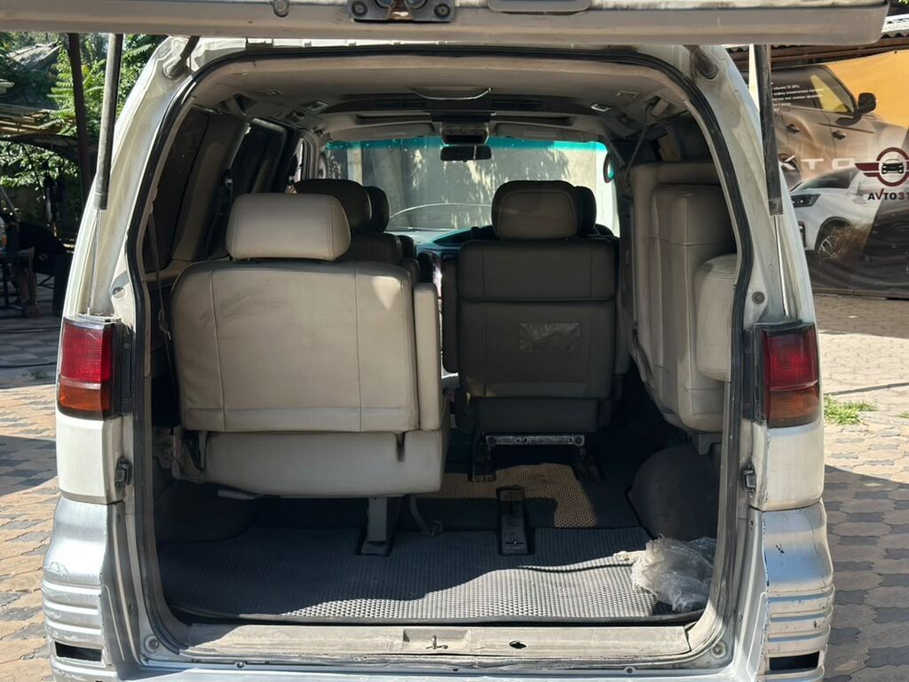 Nissan Elgrand: 2000 г., 3 л, Автомат, Дизель, Минивэн: фото 3