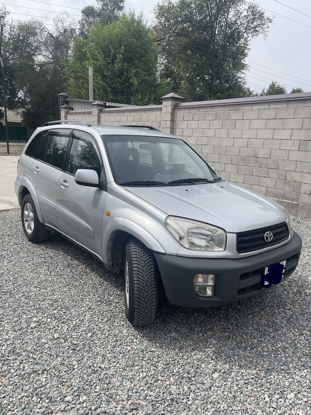 Автомобиль Toyota RAV4 2001 года в Японии