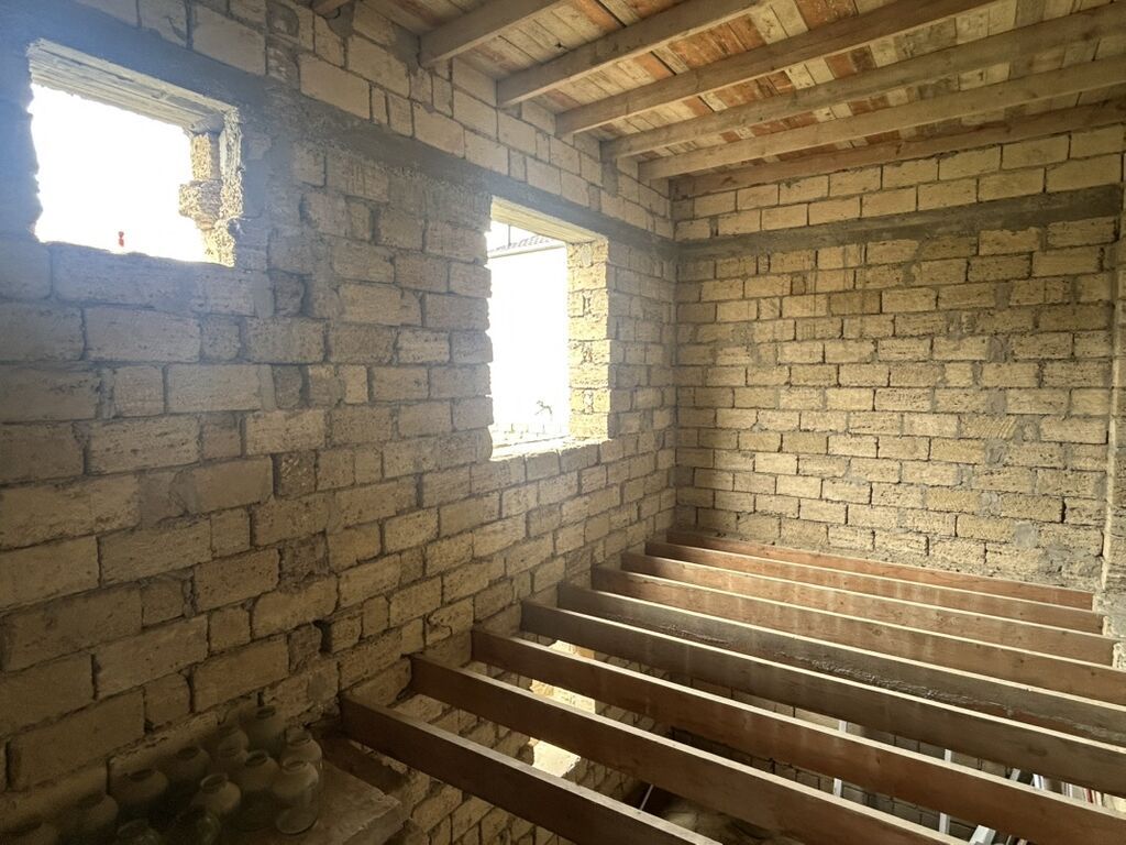 3 otaqlı, 136 kv. m, Təmirsiz