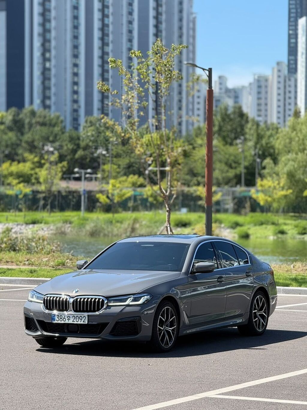 BMW 5 series: 2021 г., 2 л, Автомат, Гибрид, Седан: фото 2